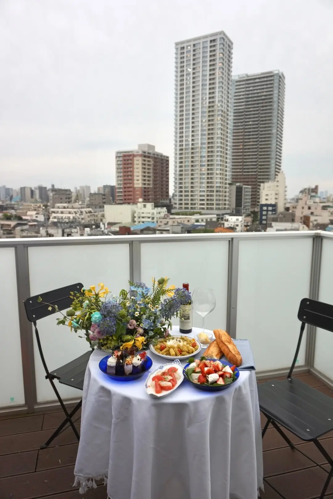 まるで海外女子会！？テラスで花冠づくり＆の画像_1