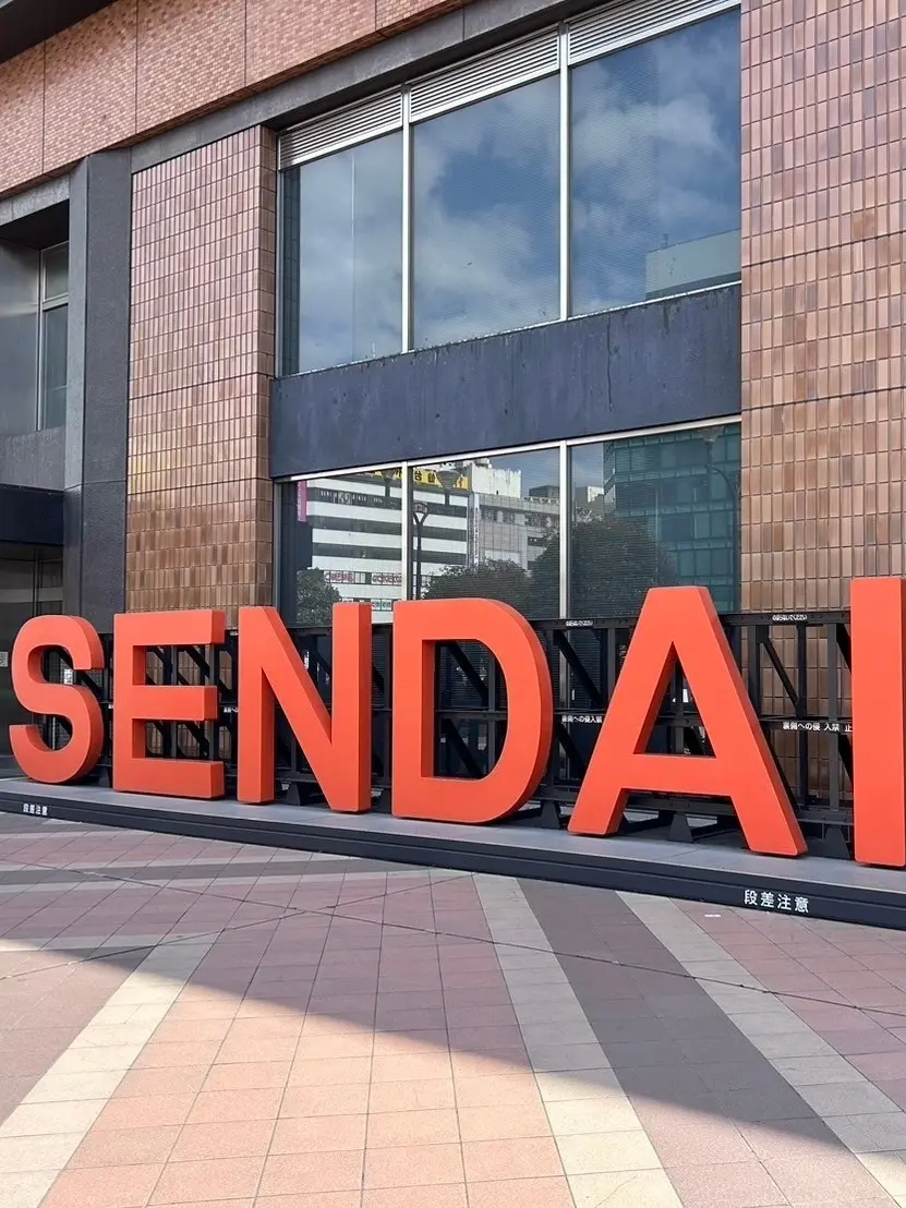 駅前のSENDAIの文字写真