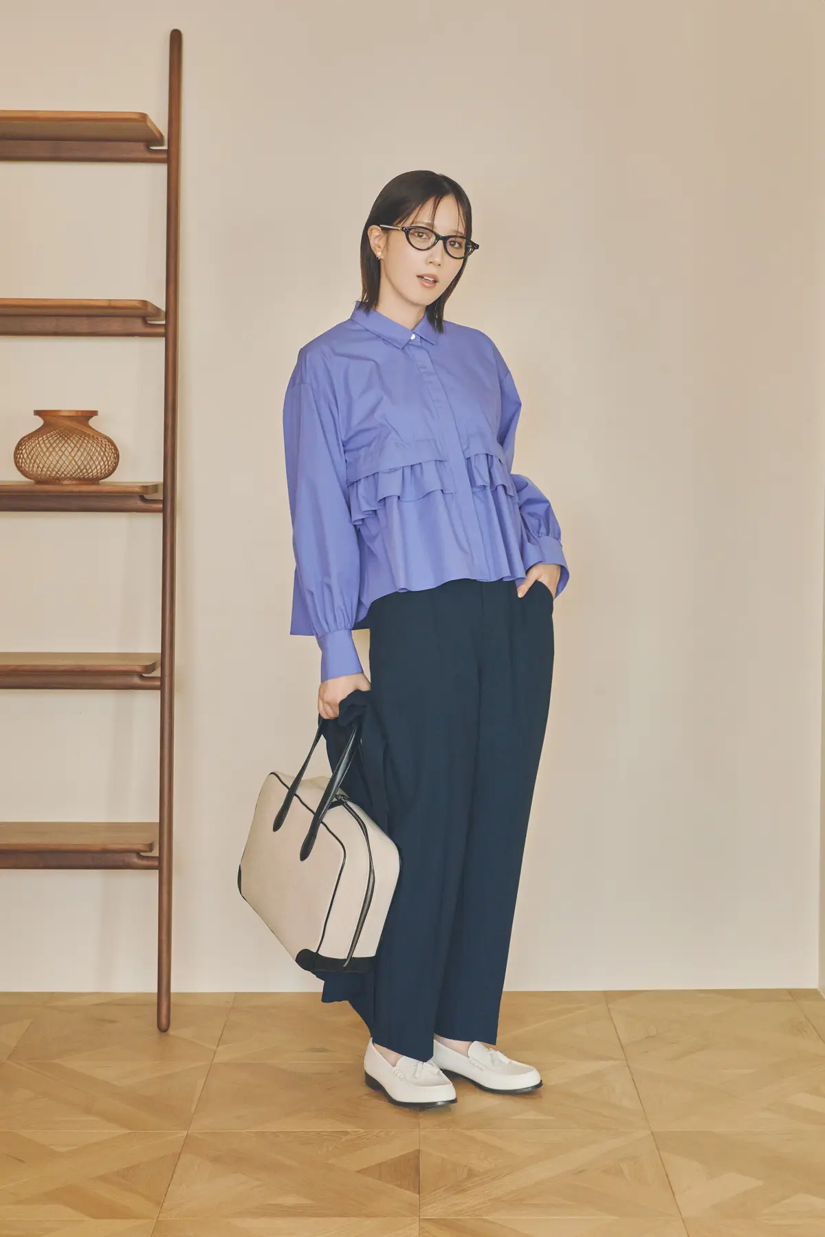 本田翼 ブルーシャツとネイビーのパンツのコーデ