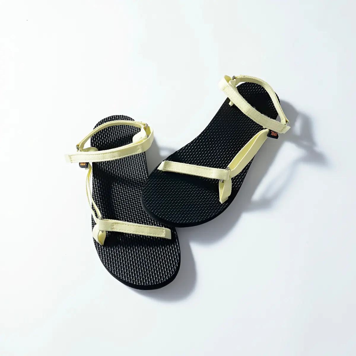 『テバ』のイエローサンダル