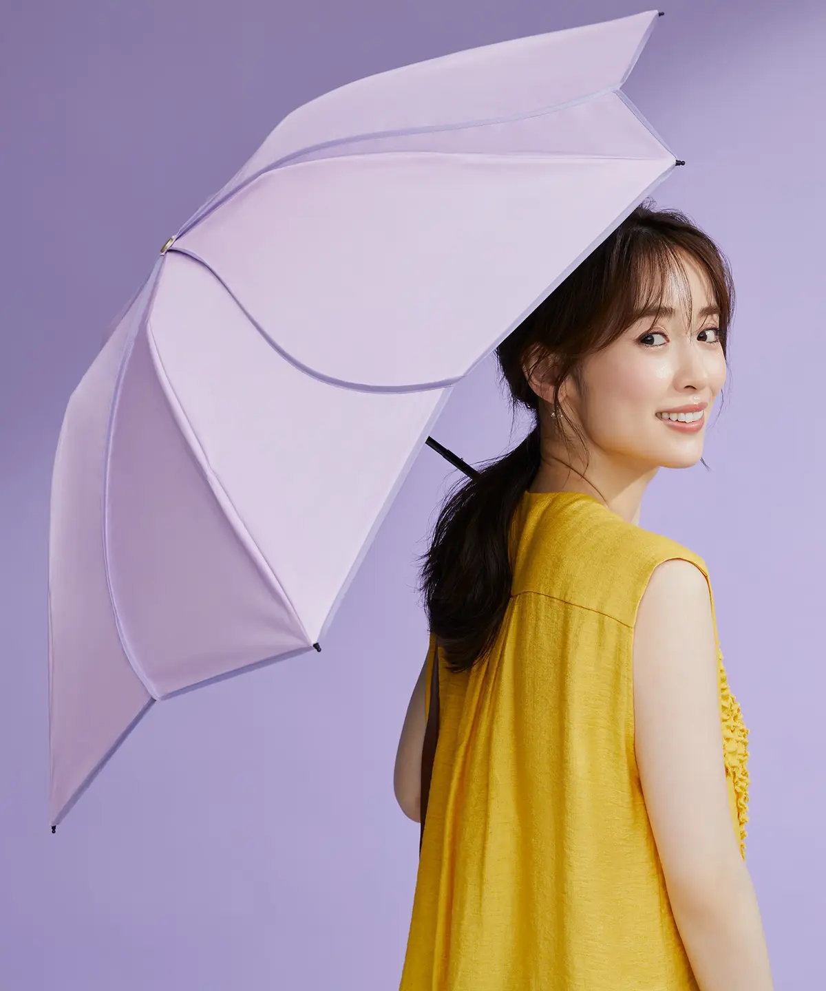 日傘の人気ブランド『UVO』のラベンダー色の傘を差した泉里香