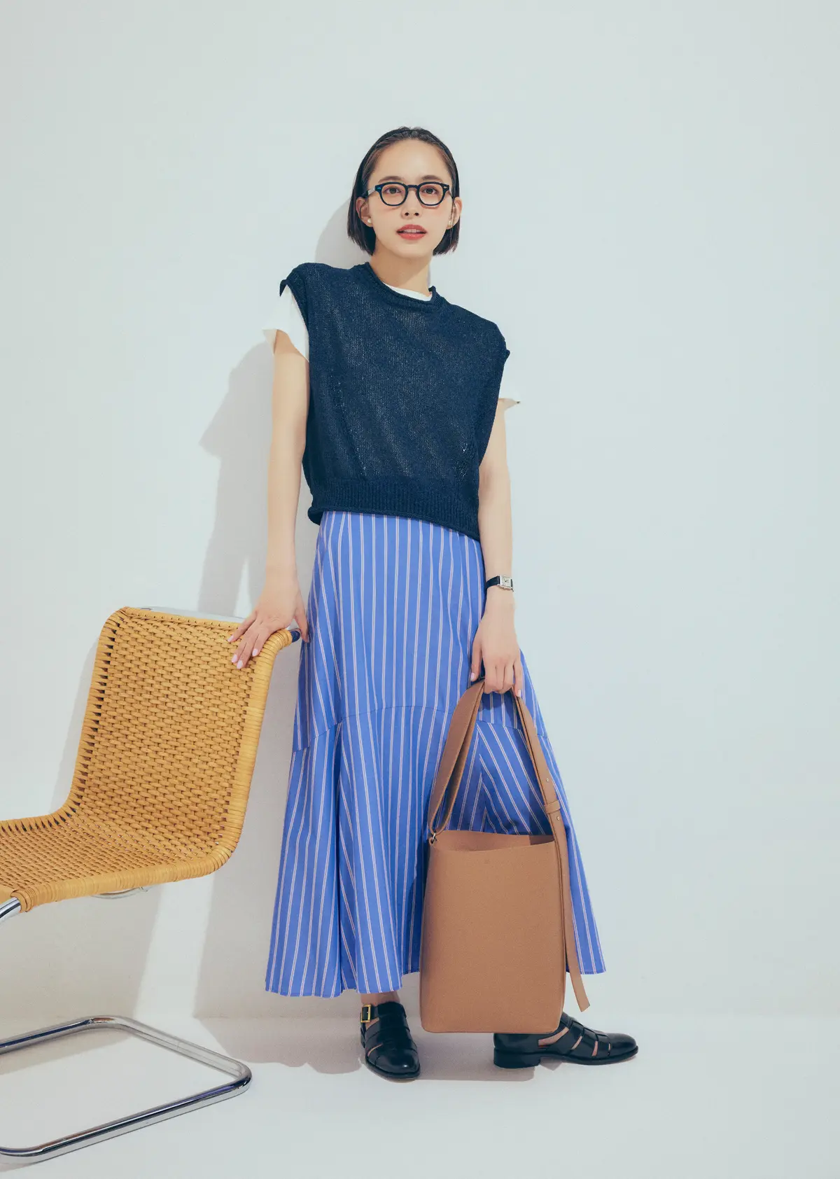 井桁弘恵　ニットとスカート　全身