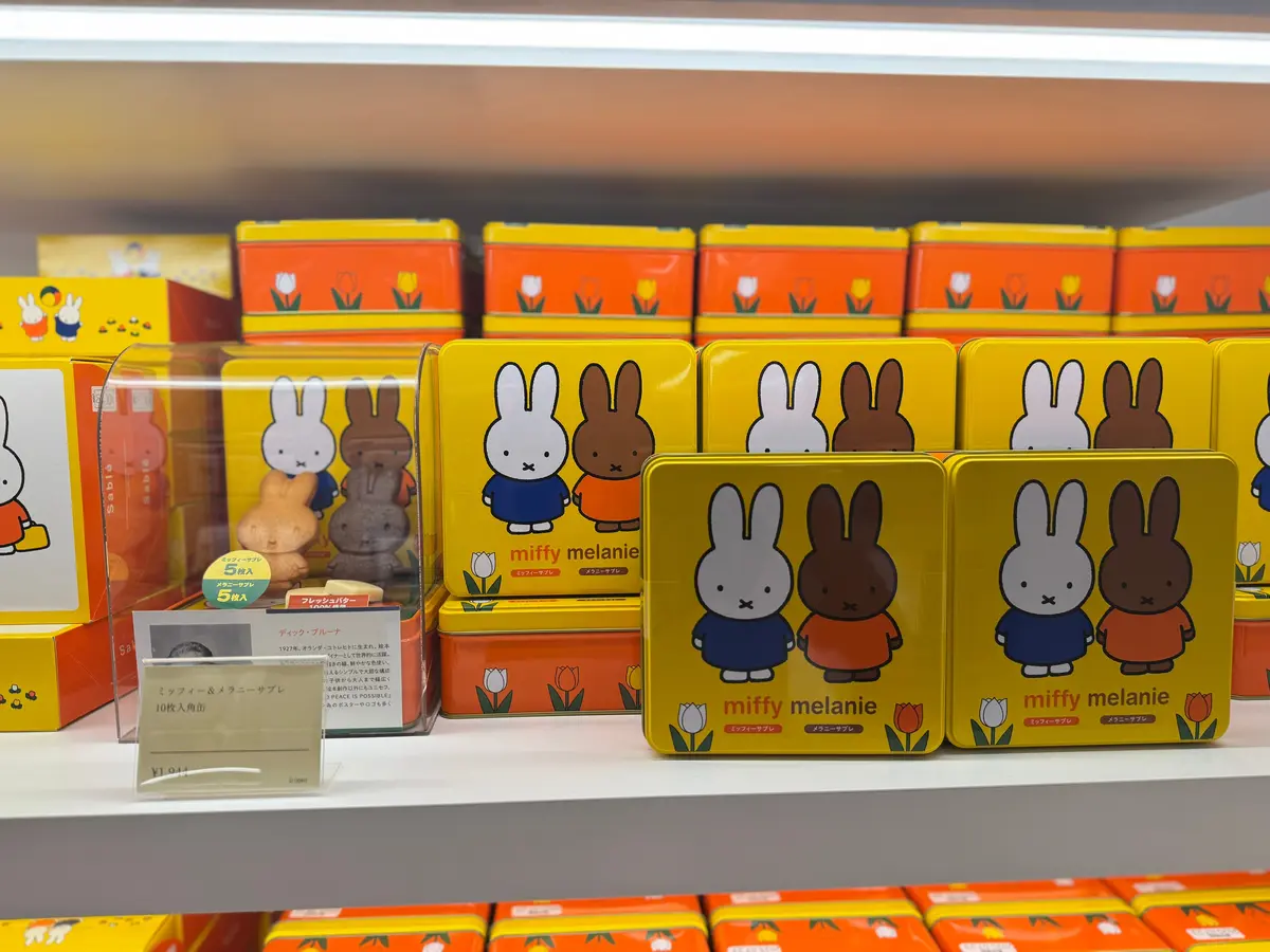 ミッフィーグッズお菓子「ミッフィー&メラニーサブレ 10枚入角缶」（¥1944）