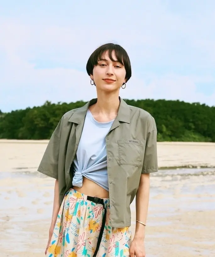 コロンビアのモデル着用シャツ