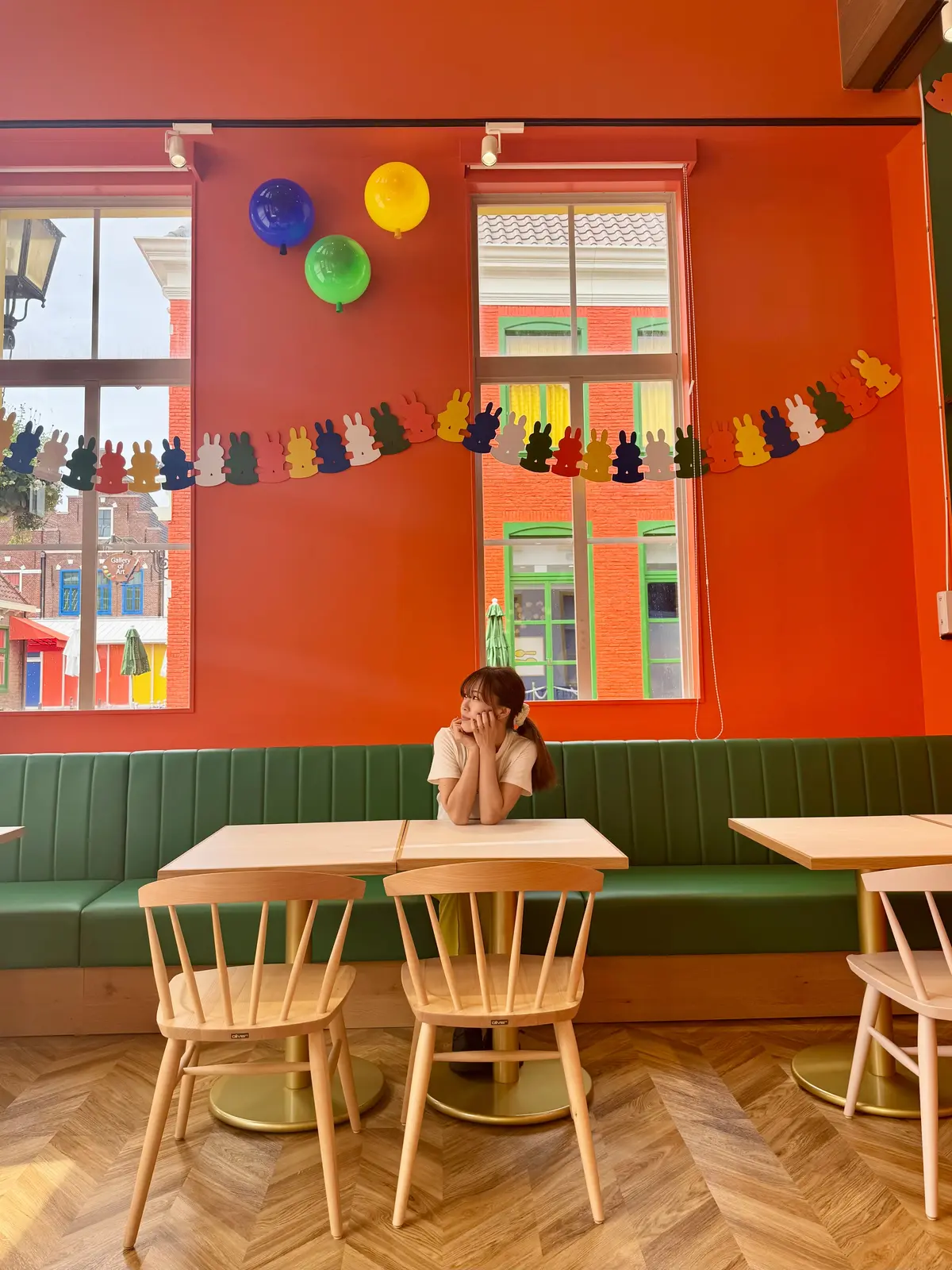 ミッフィー新エリアレストラン「エブリデイ ・セレブレーションキッチン」店内の様子　席に座る女性