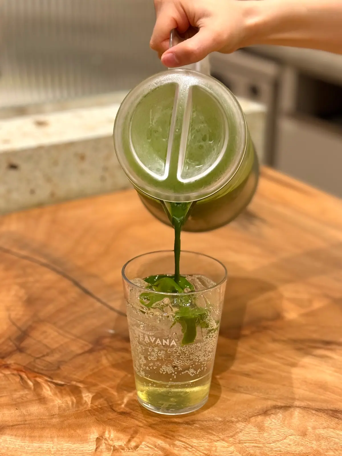 スタバ店舗限定「抹茶 グリーン ティー スパークリング」抹茶を注いでいるシーン