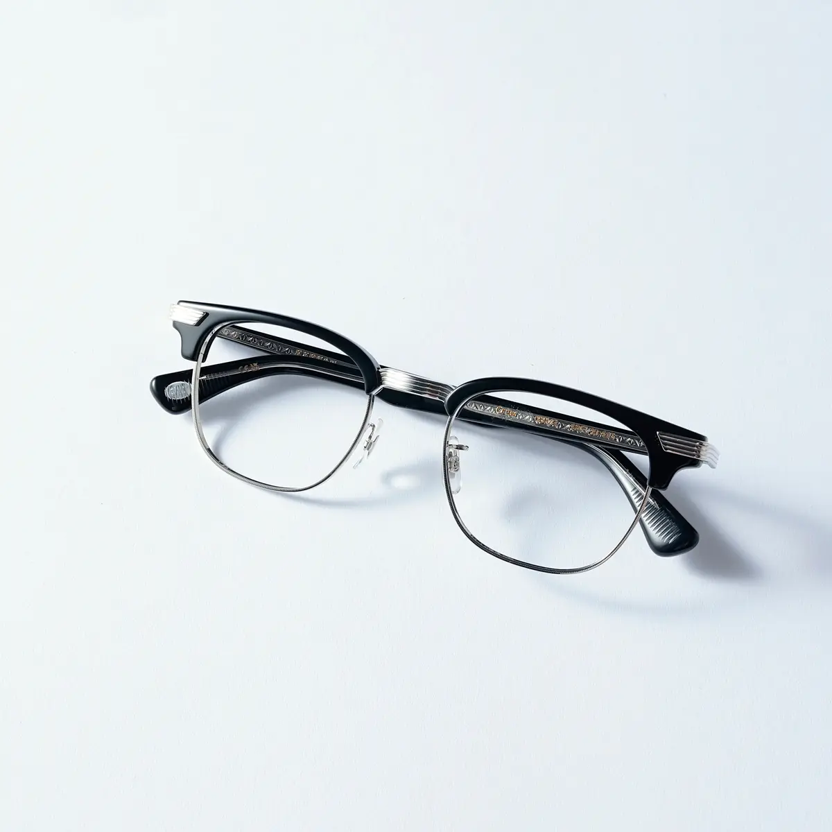 『アイヴァン』のハーフリムメガネ