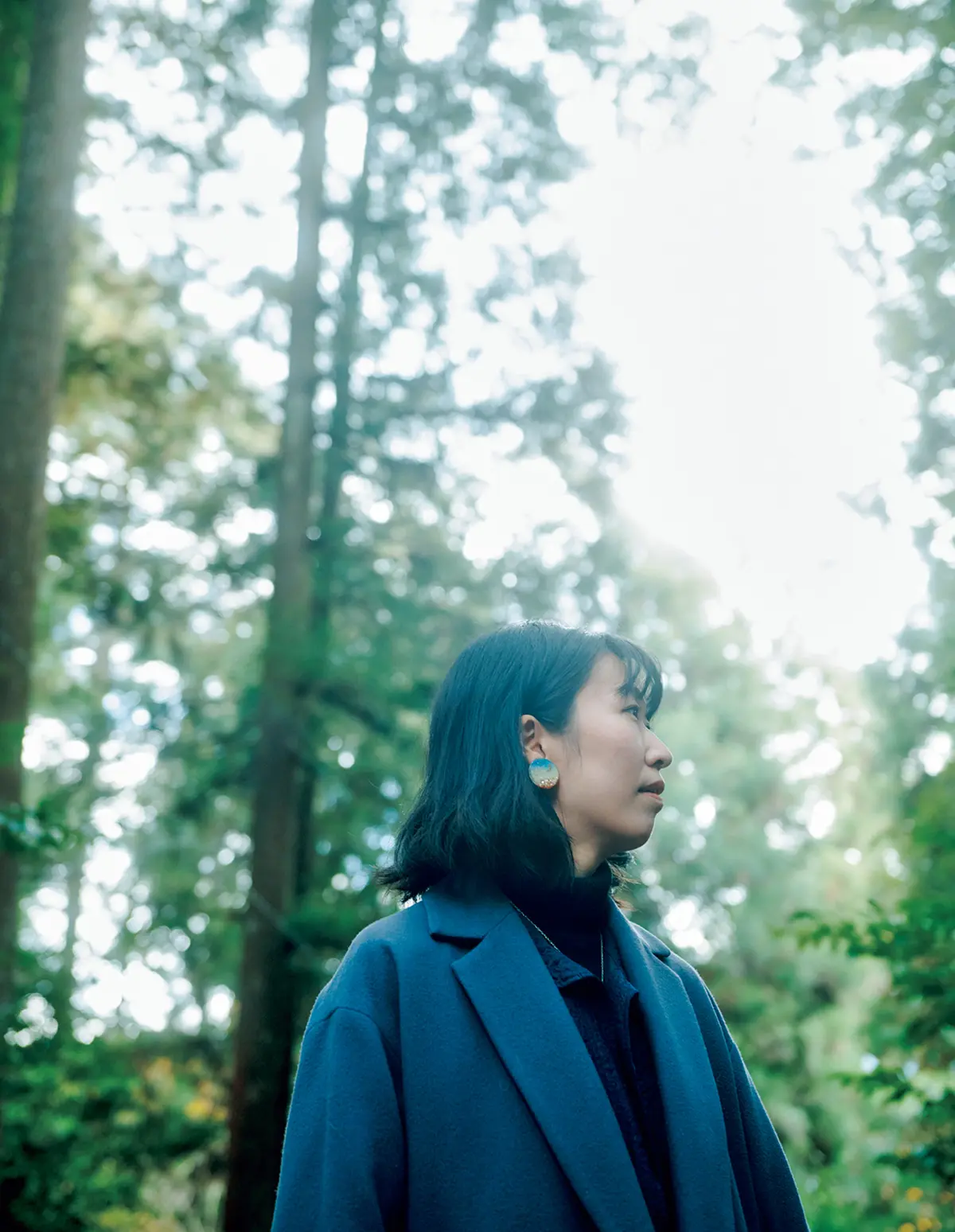 『若一王子宮』の参道を歩く女性