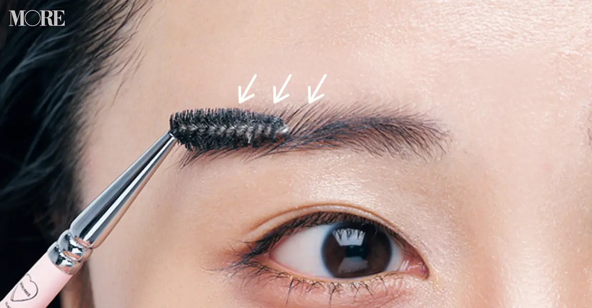 スクリューブラシを眉に置いた状態