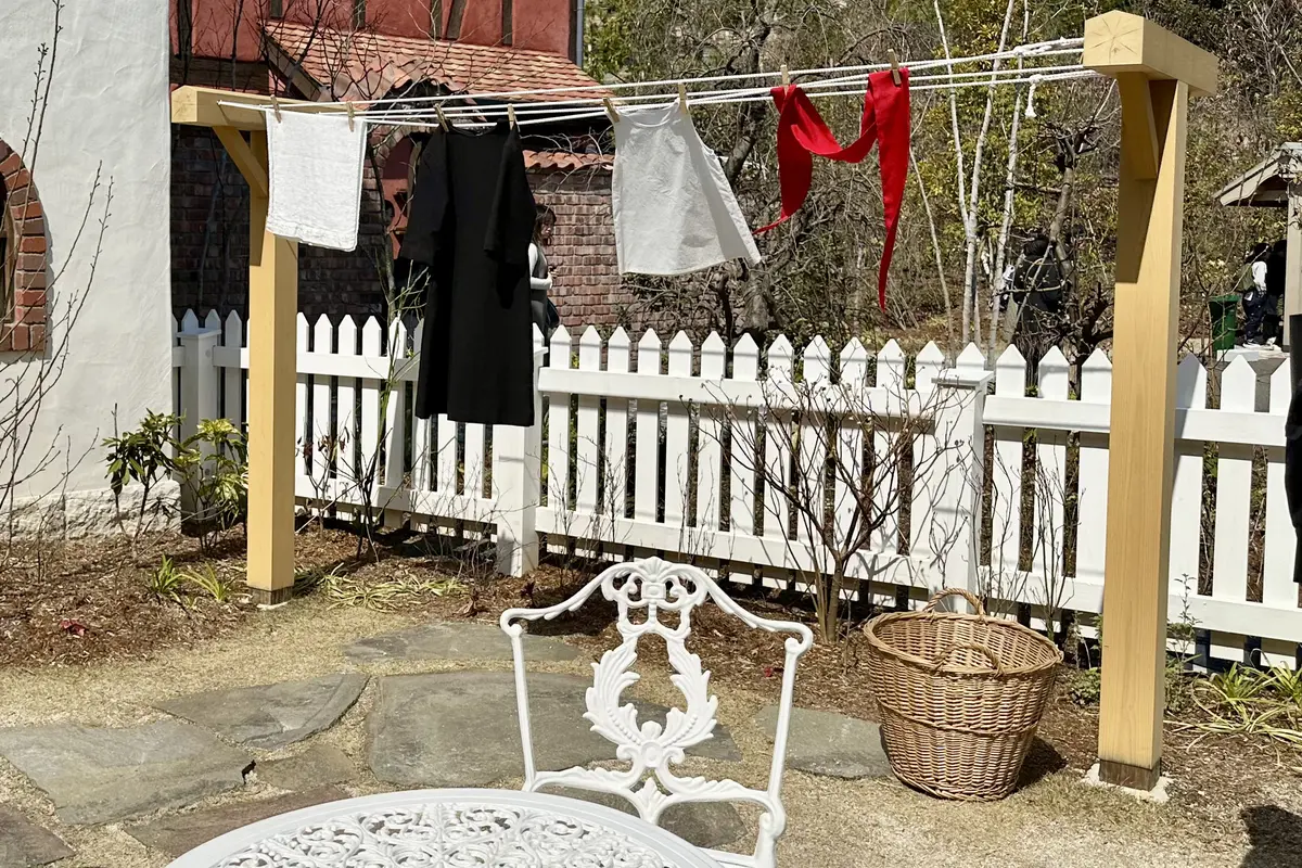 ジブリパーク「魔女の谷」「グーチョキパン屋」の裏庭に干してあるキキの洗濯物