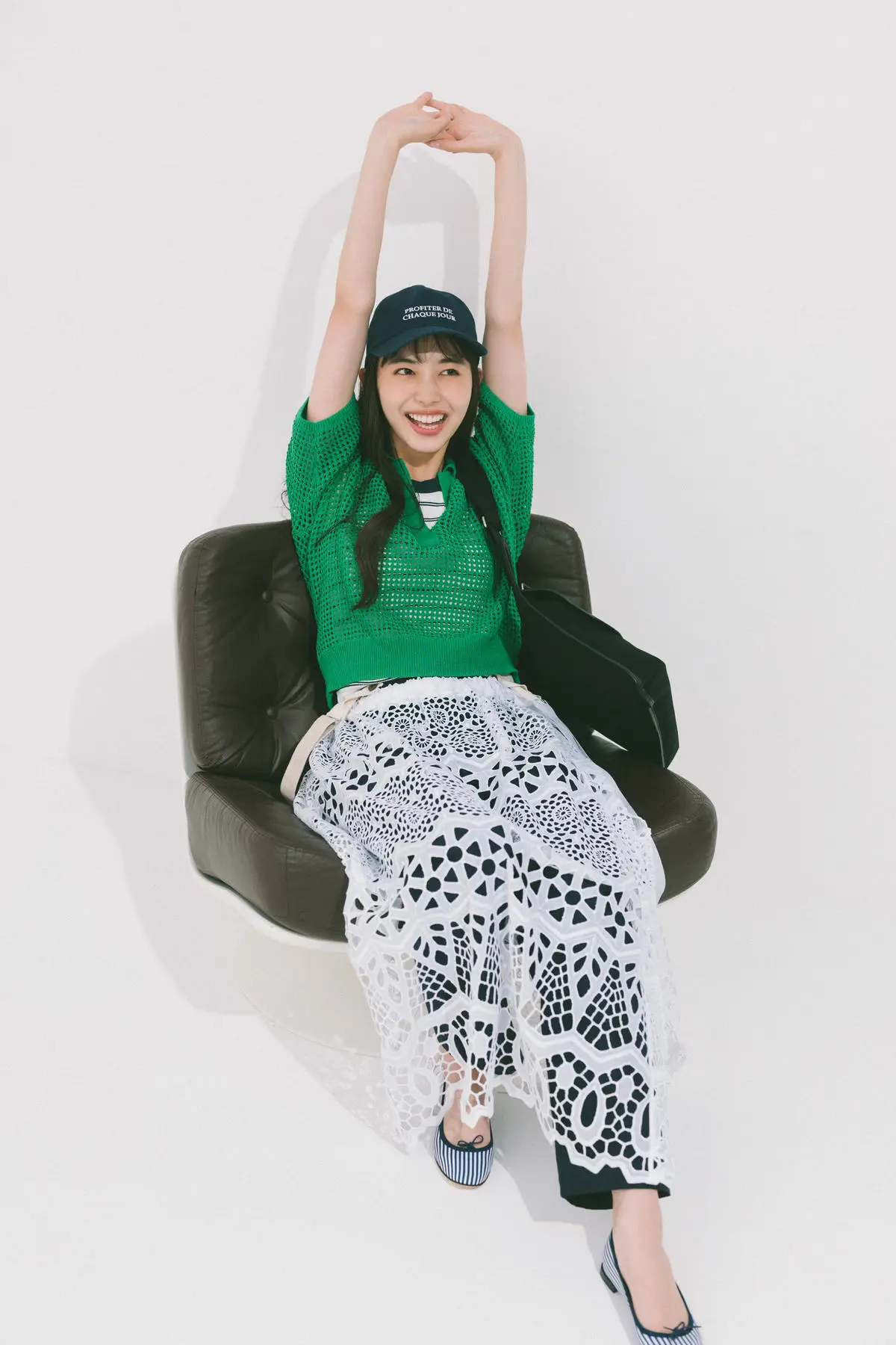 春夏ディズニーコーデ レーススカート×黒パンツ×半袖ポロニット