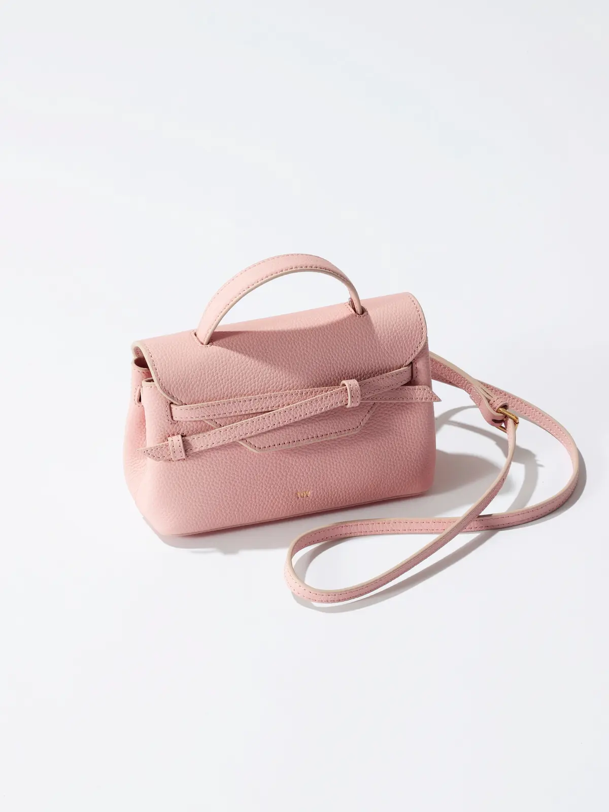 ピンクのショルダーバッグ