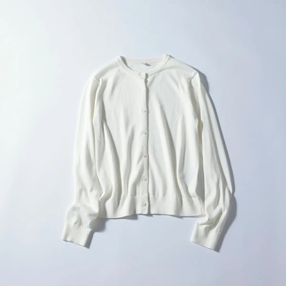 『ユニクロ』のクルーネックカーディガン