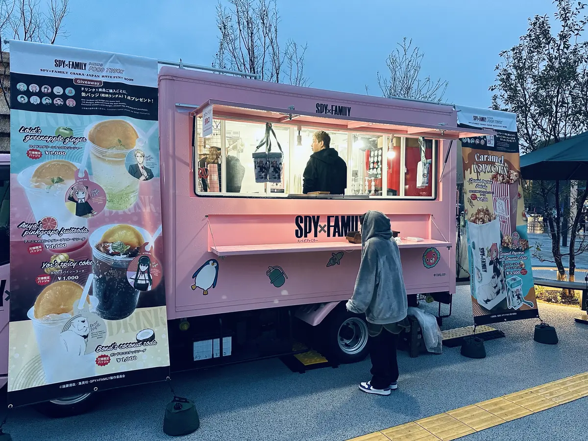 大阪•関西万博2025の会場内に出店している「SPY&FAMILY」のフードドラック