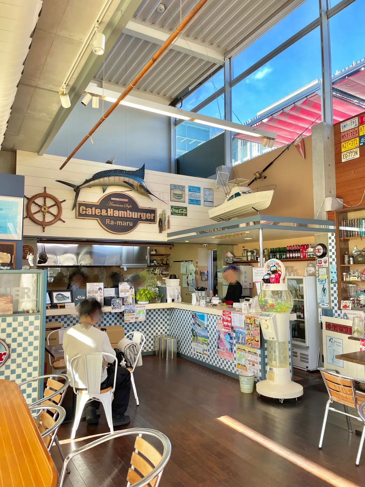 伊豆旅におすすめな道の駅開国下田みなとの1Fにあるバーガー＆カフェ「Cafe&Hamburger Ra-maru」の「下田バーガー（金目鯛）」