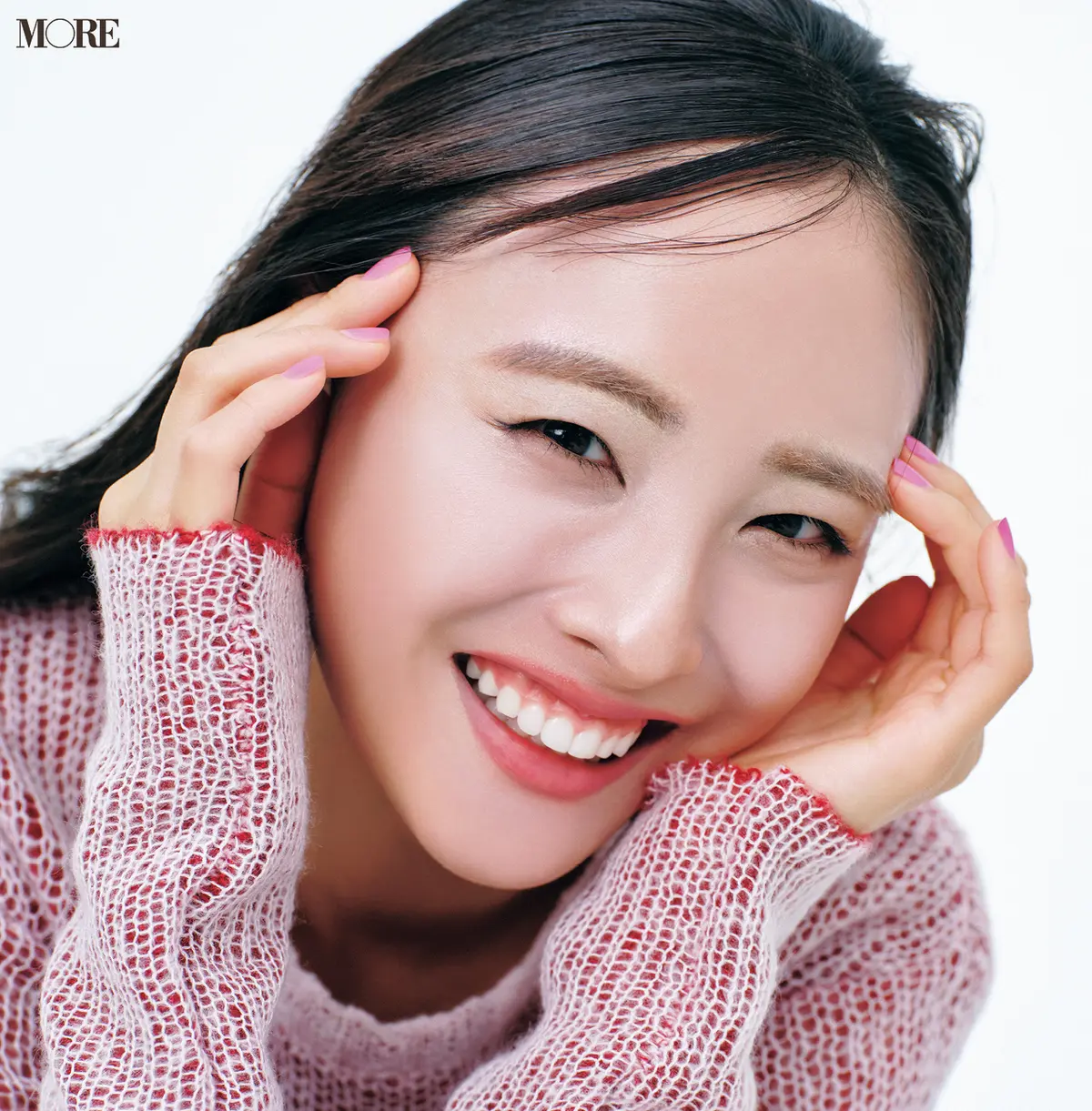 イガリシノブが小顔になるベースメイクをしたモデル