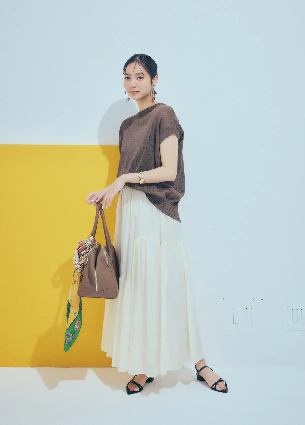 新川優愛　黒のサンダルコーデ