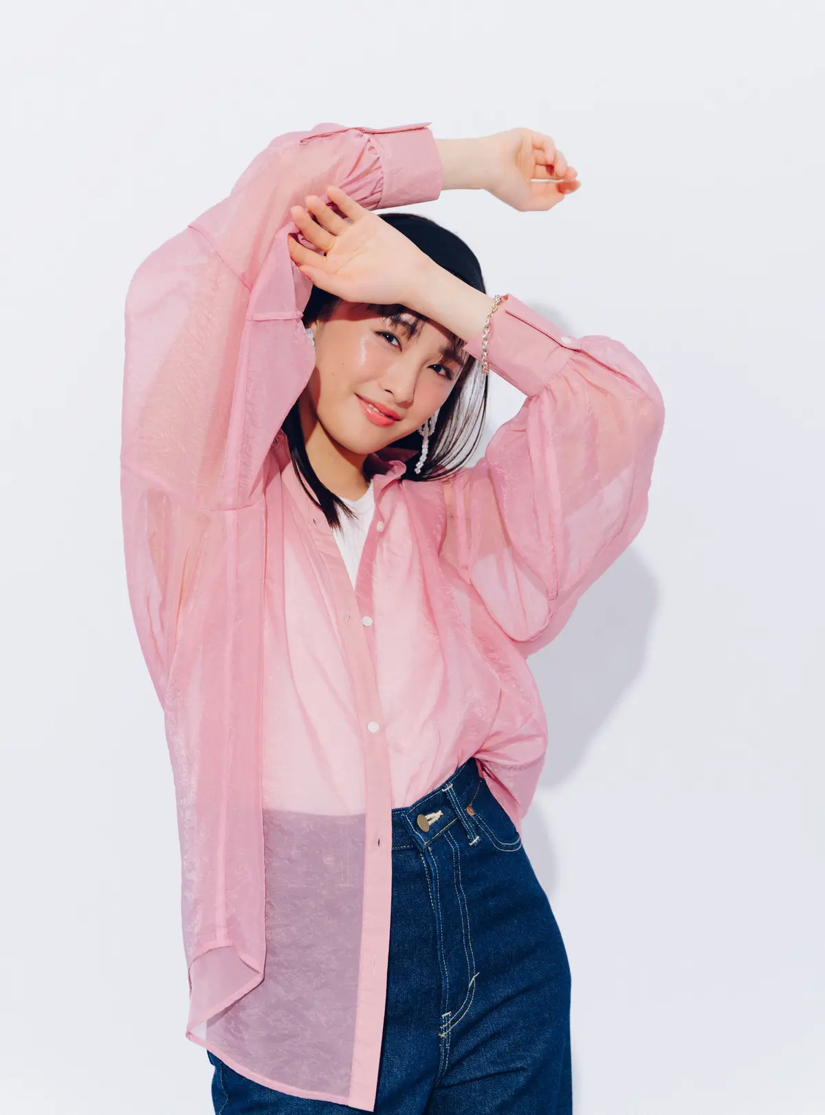 大友花恋　シャツとパンツコーデ　より