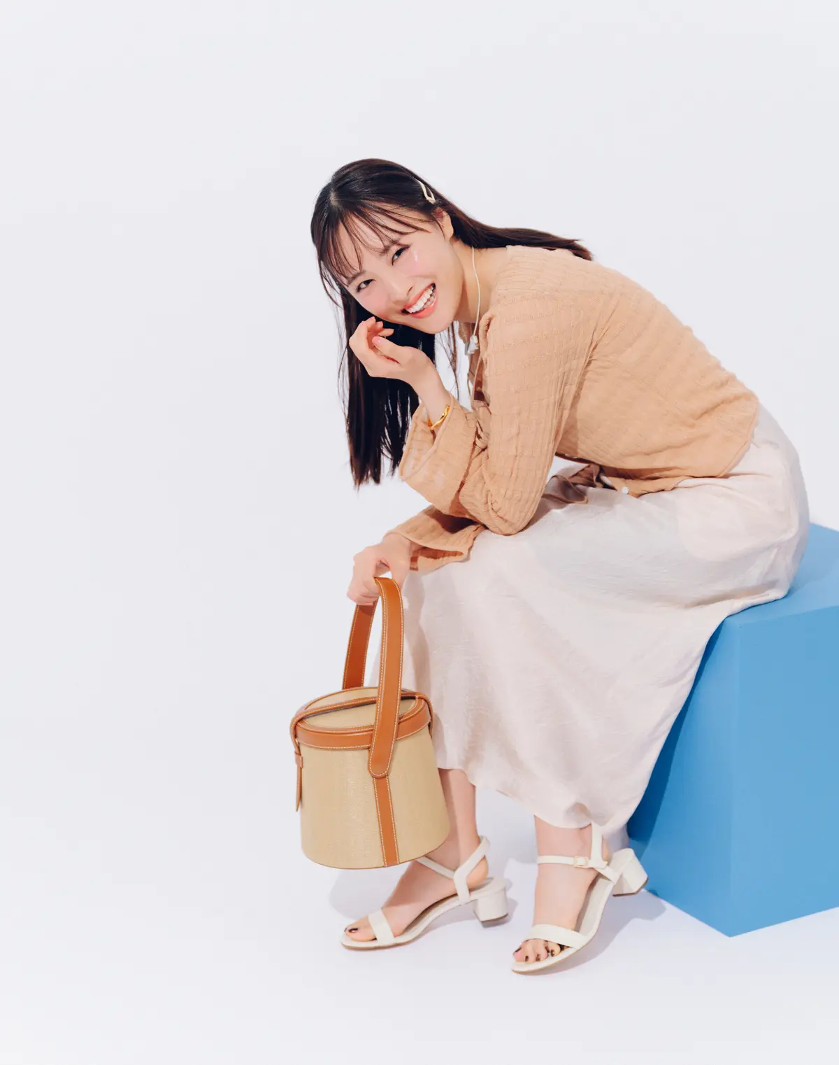 大友花恋　カーディガンとスカートコーデ　より