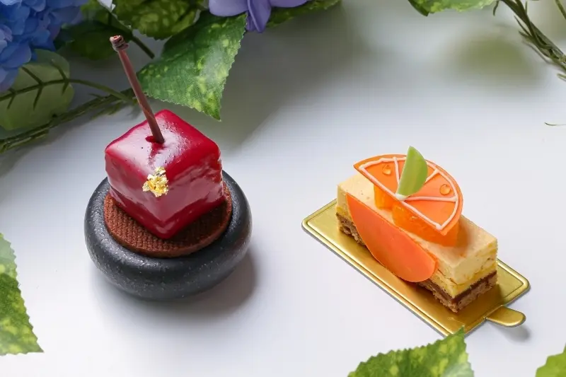 チェリーとピスタチオを合わせたプティガトー