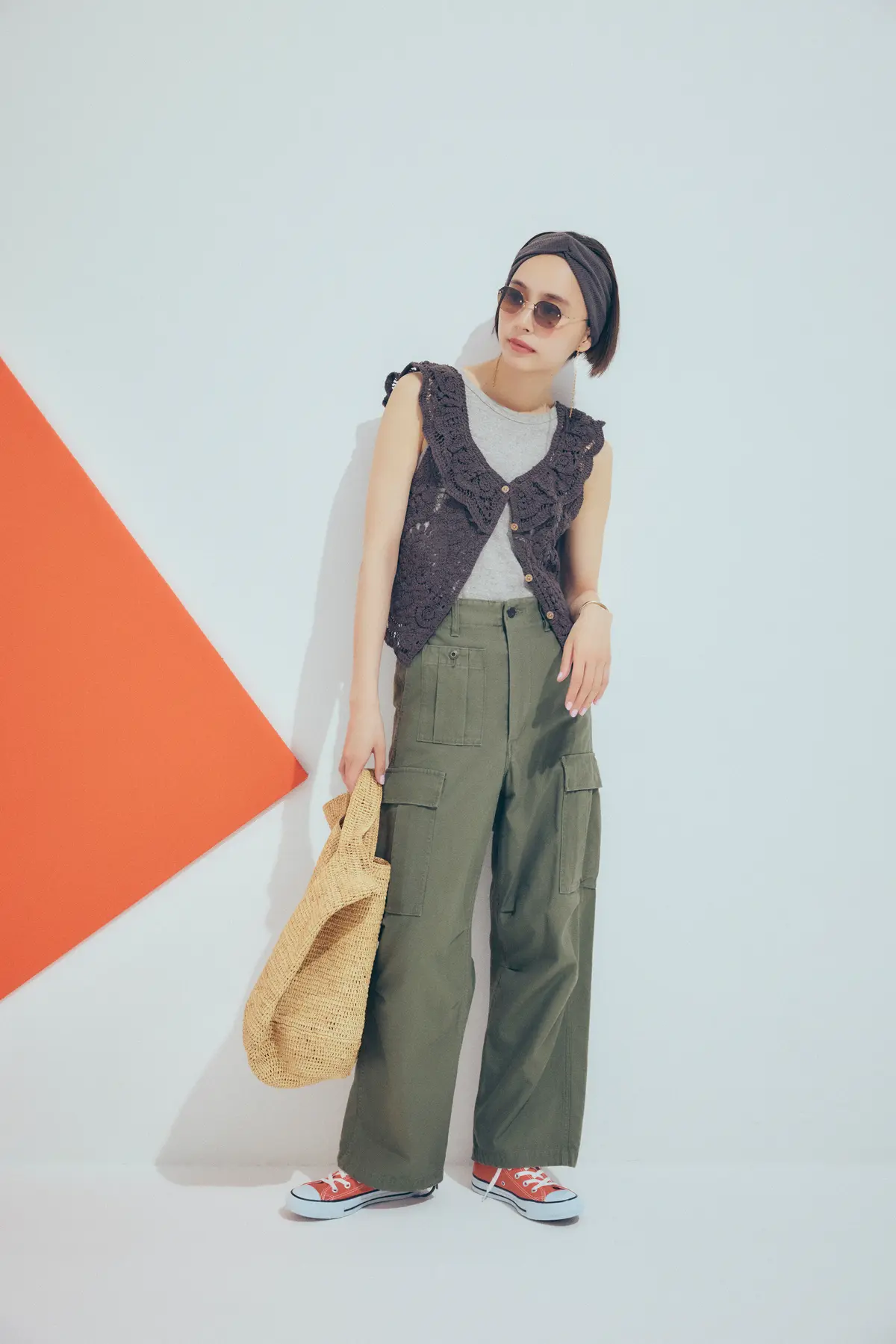 井桁弘恵 クロシェトップス　パンツ　全身