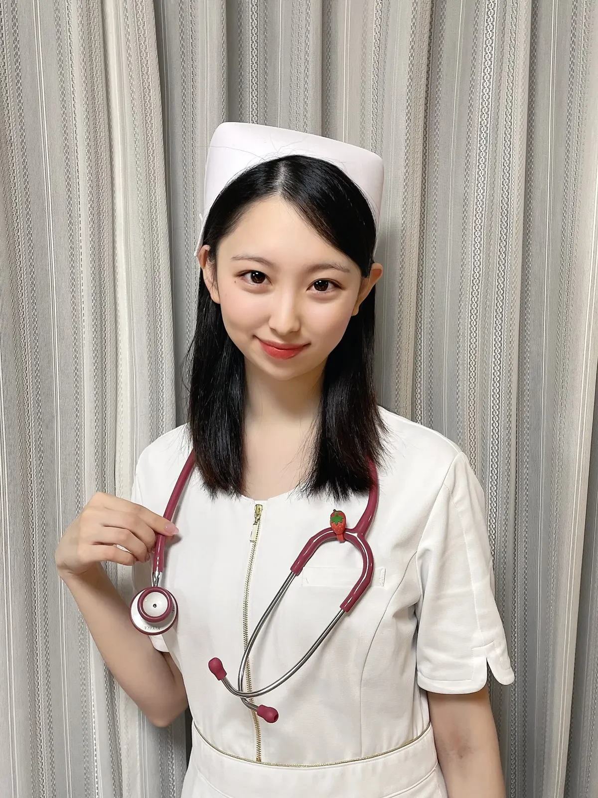 ナース服(看護師服)姿の藤田雅馨(フジタミヤカ) 笑顔