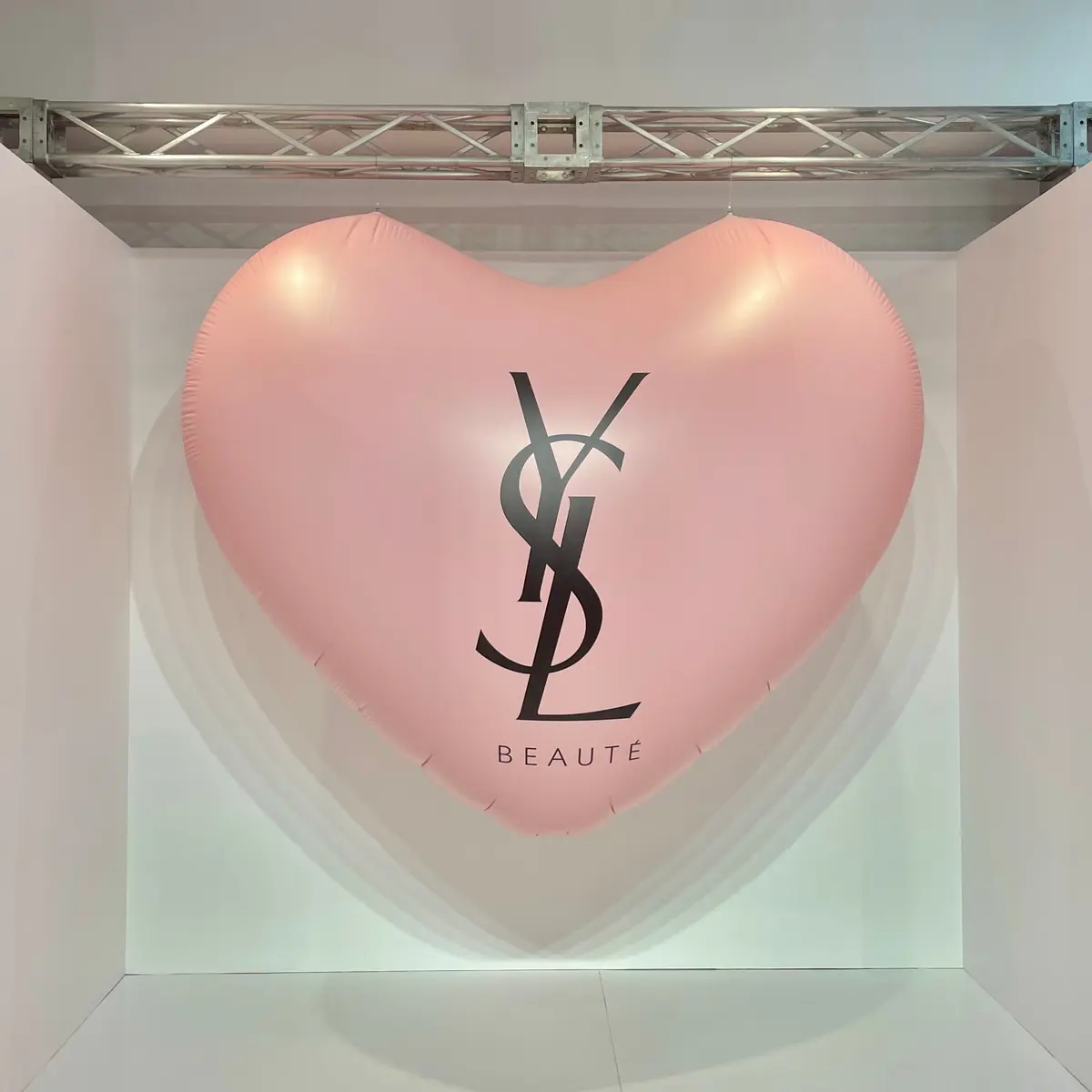 東京・渋谷で開催中のイヴ・サンローラン ポップアップ「YSL LOVESHINE FACTORY」