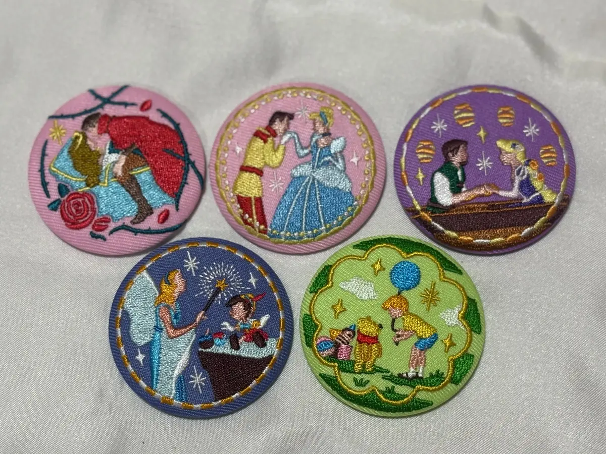 再値下げ【ディズニー】「Disney THE MARKET」金バッジ 缶バッジ