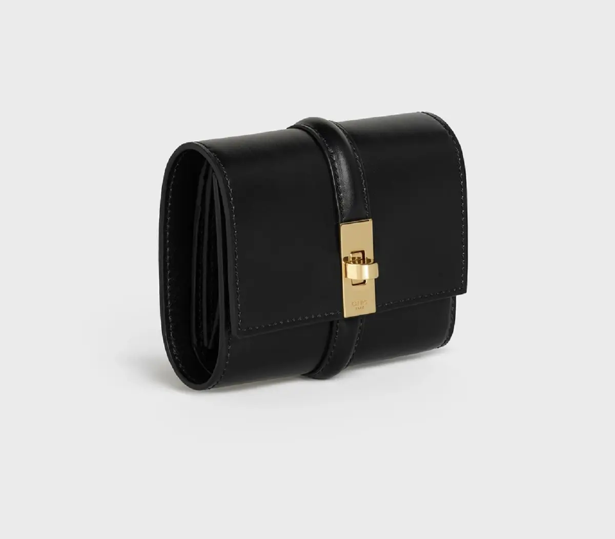 20代で買う名品アイテム　セリーヌの財布「16（セーズ）」黒