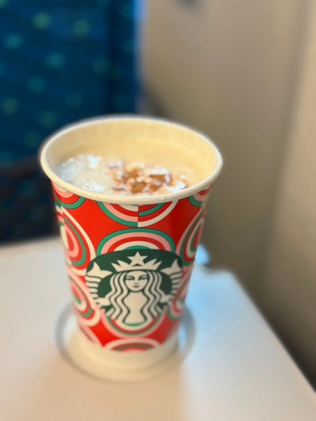 新幹線での必需品はスタバのドリンク