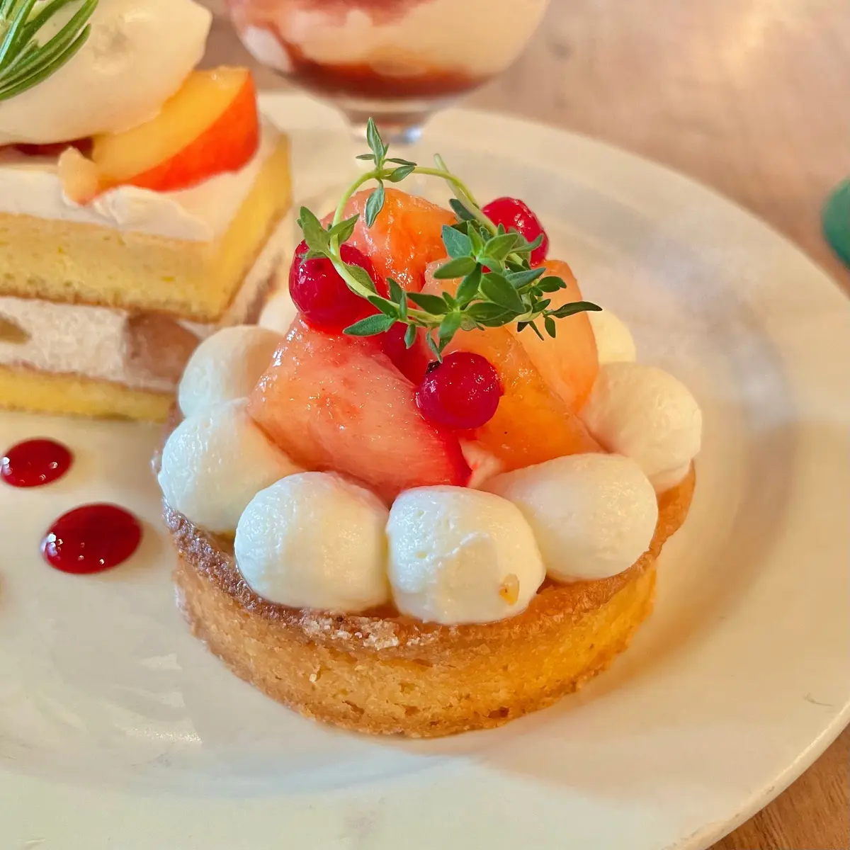 東京・新宿の人気カフェcafe WALL（カフェウォール）の《桃づくし！チーズタルト・パフェ・ショートケーキ》が楽しめるおやつプレートのチーズタルト