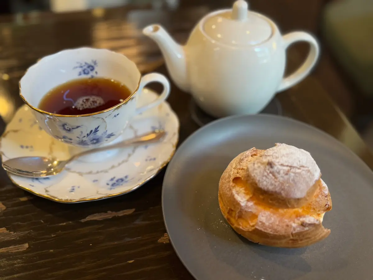 濱田屋謹製シュークリムとコーヒー