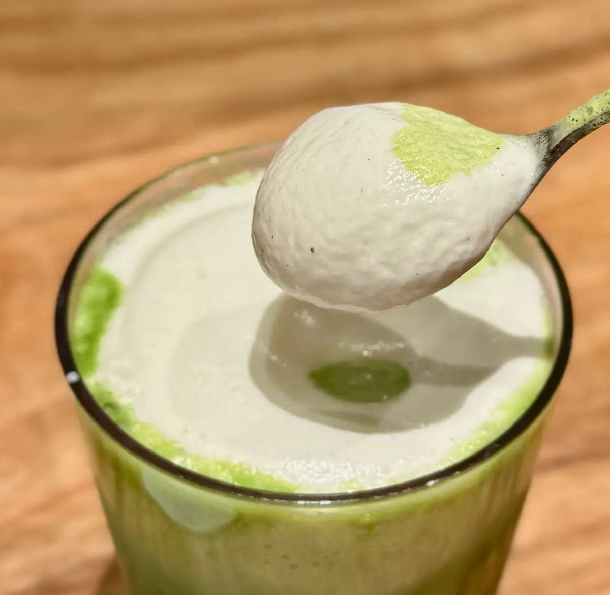 スタバ「抹茶 ピスタチオムース ティー ラテ」ムースをスプーンですくっている様子