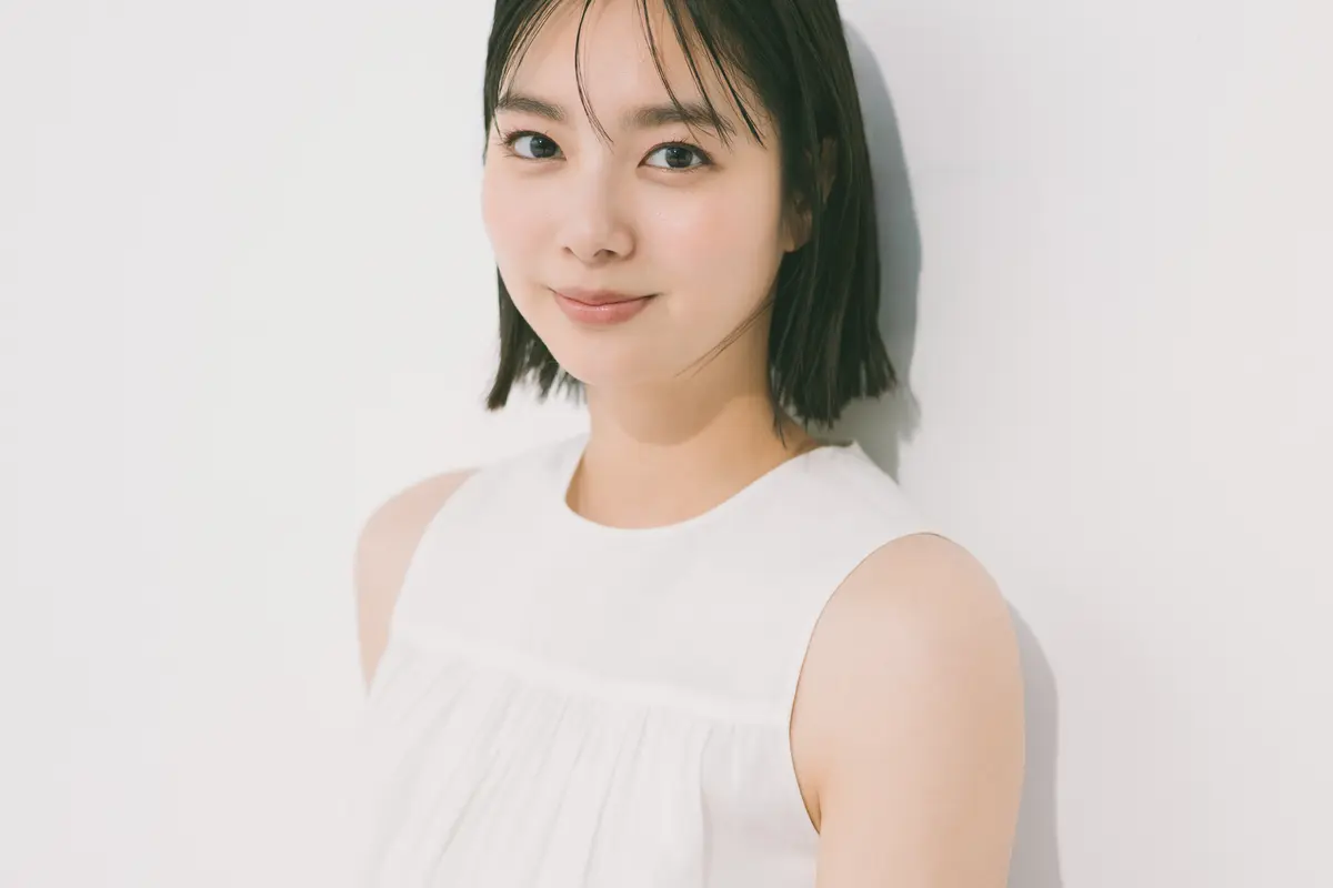 新川優愛　ブラウス　よりカット