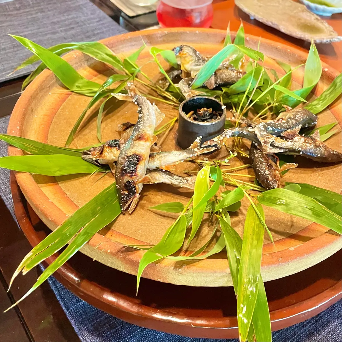 滋賀の名店、春は花山椒、夏は鮎、秋は松茸、冬は熊鍋といった四季を感じられる料理宿 比良山荘の絶品「鮎食べコース」