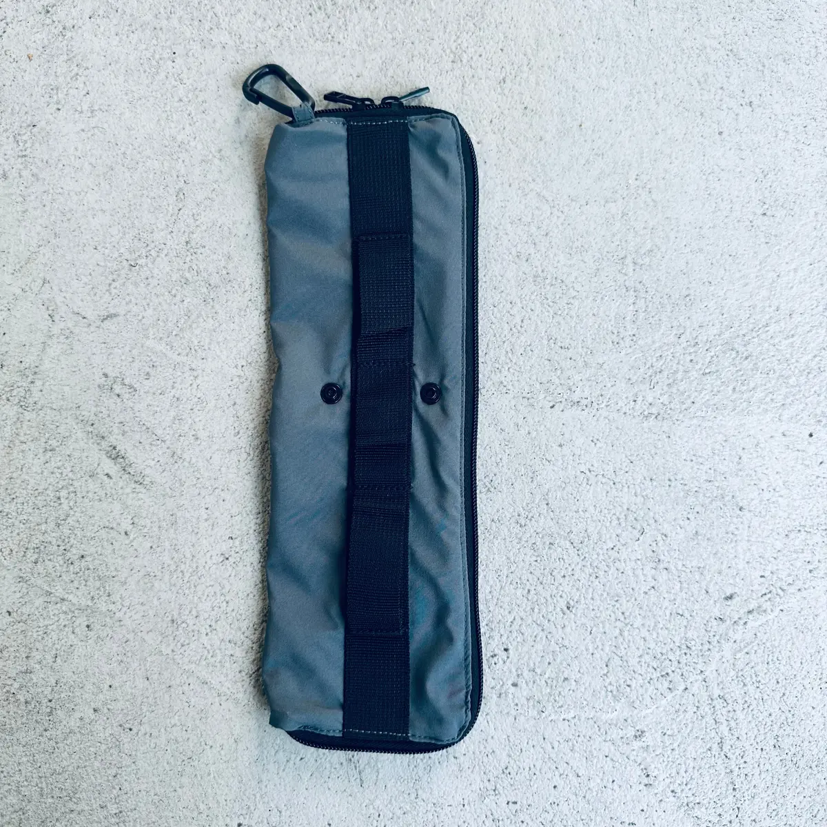 3COINS（スリーコインズ／スリコ）で人気の雨対策グッズ：濡れた折りたたみ傘を入れられるアンブレラポーチ