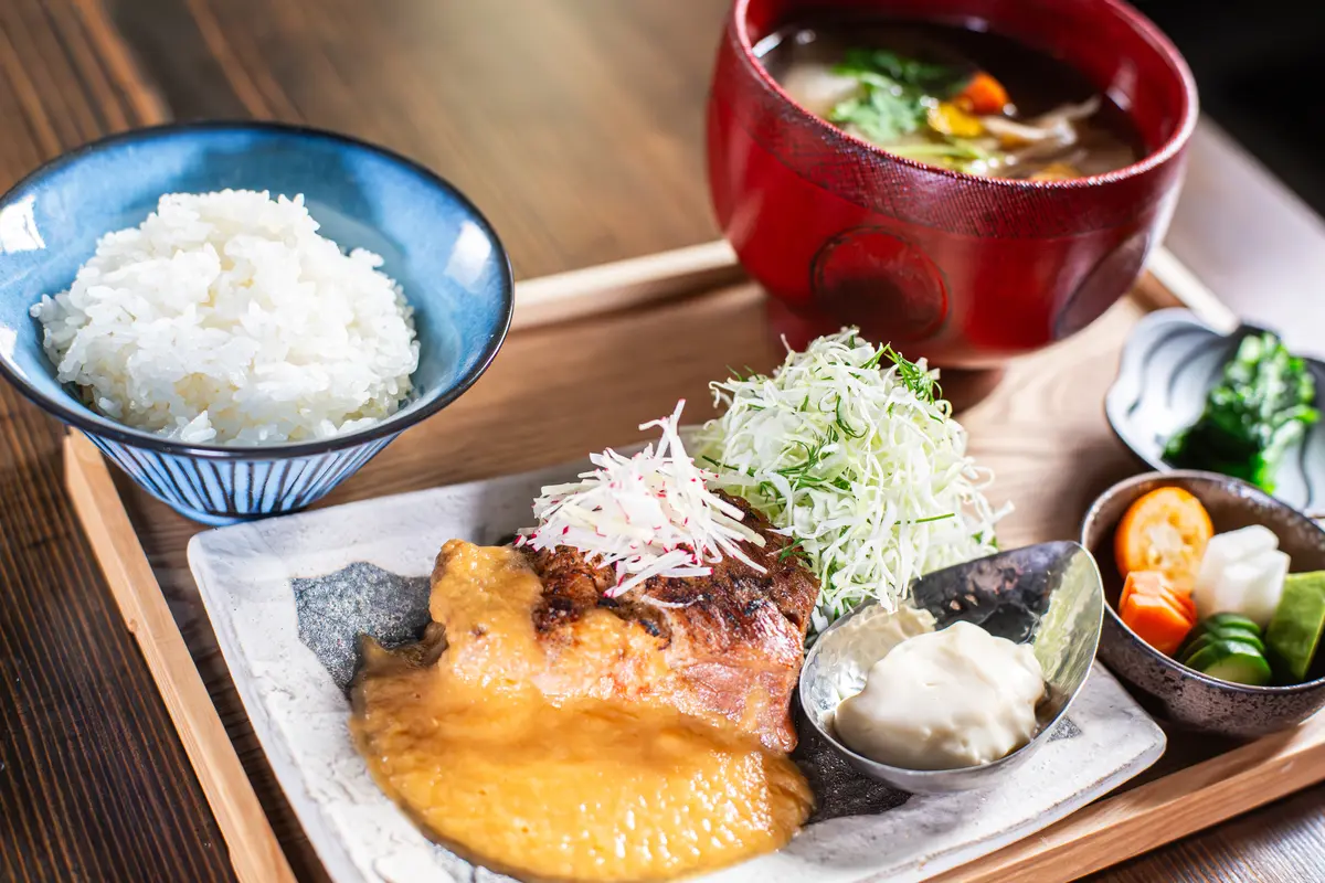 「箸でほぐれるナイスな生姜焼定食」。