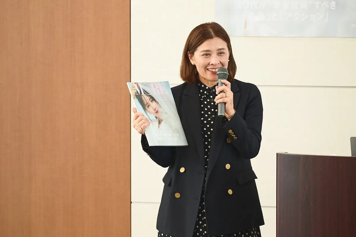 MORE WEB 中田編集長から20〜30代女性のリアルなお金事情を共有している様子