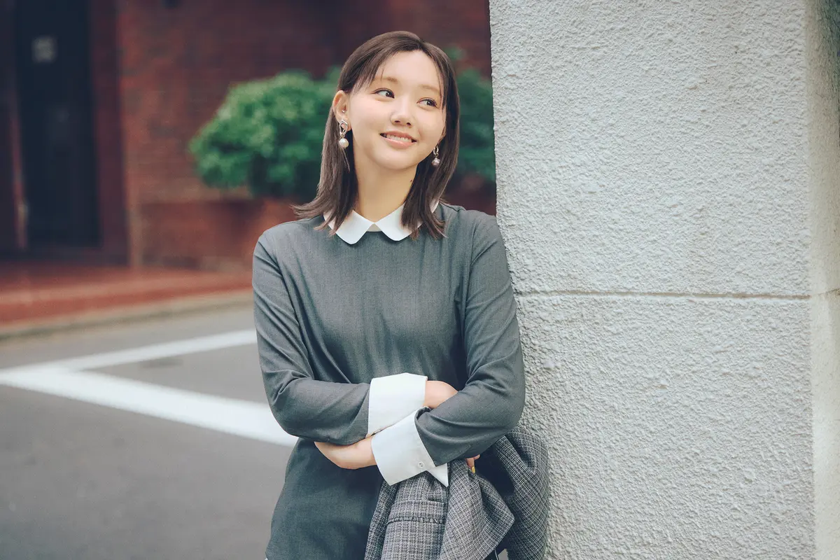 江野沢愛美　ブラウスコーデ　全身