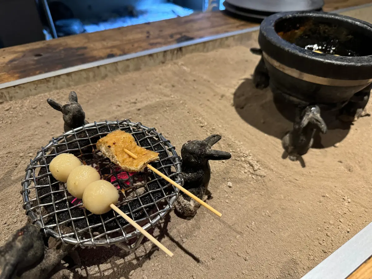 囲炉裏で焼かれる団子とお揚げ