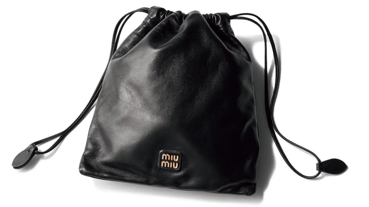 MIU MIU(ミュウミュウ)のポーチ 巾着 黒