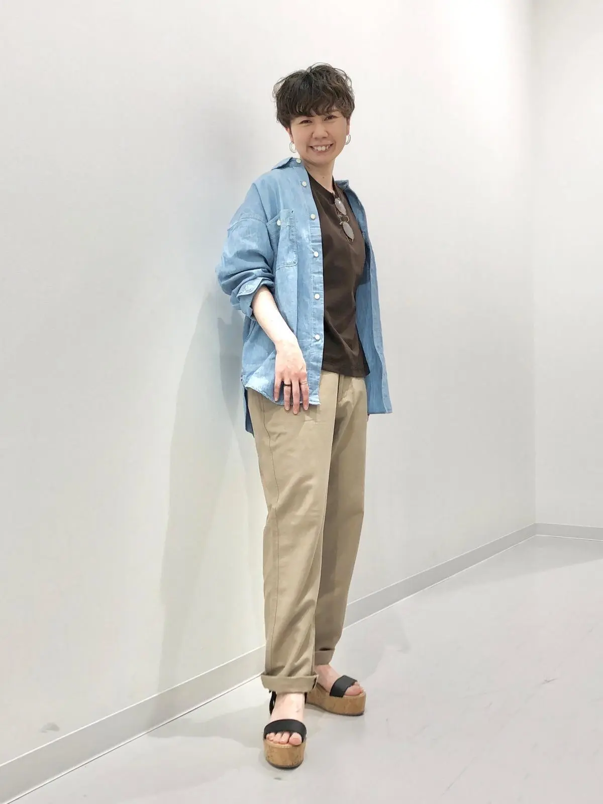 ユニクロ　ブルーシャツ　パンツコーデ