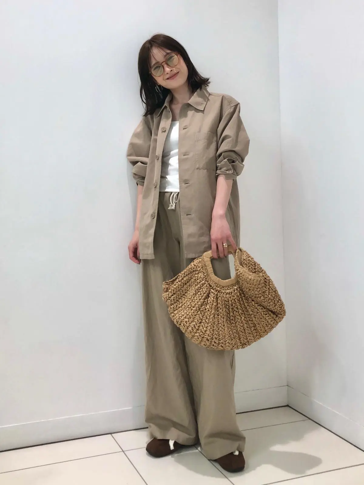 ユニクロ　機内コーデ　シャツとパンツ　ベージュ