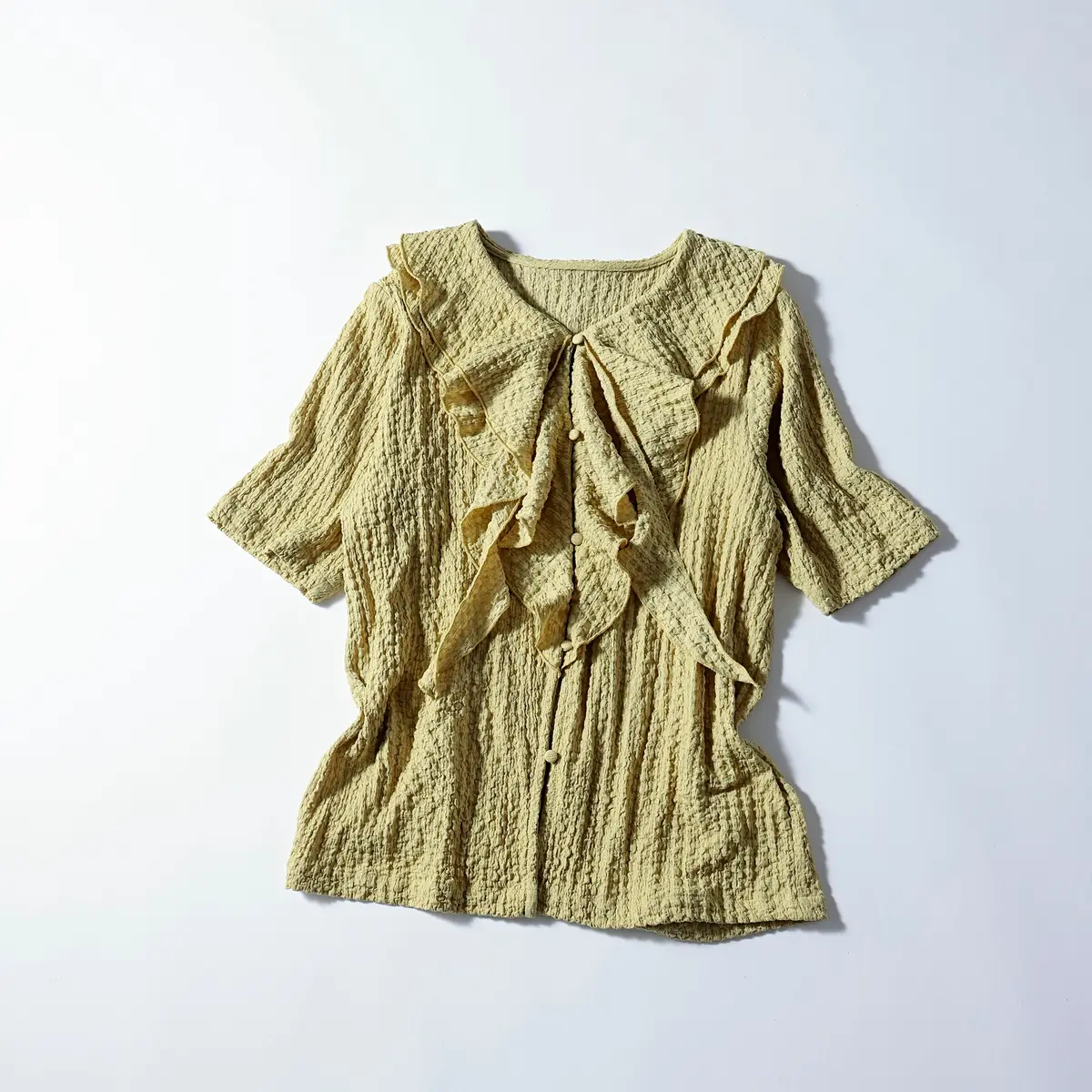 『レイジブルー』のフリルブラウス