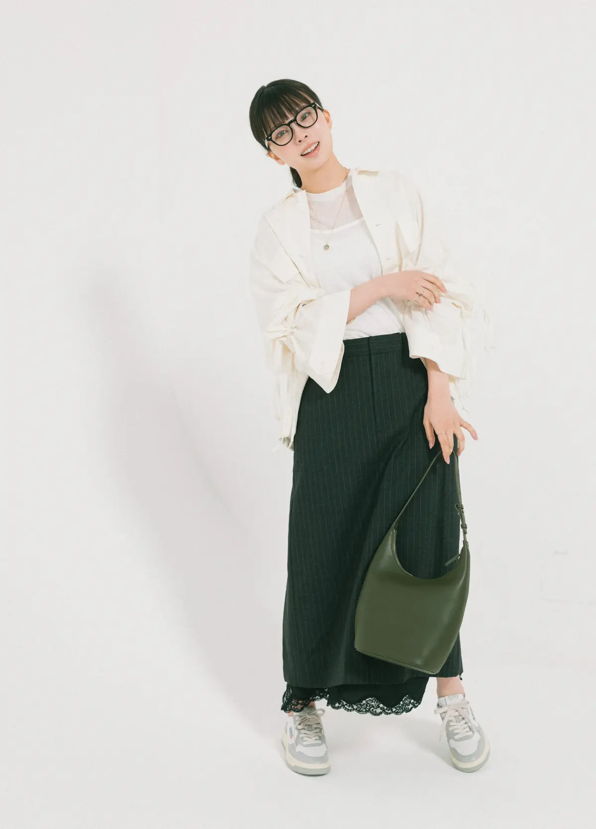 【白スニーカーコーデ】シアートップス×ロングスカート