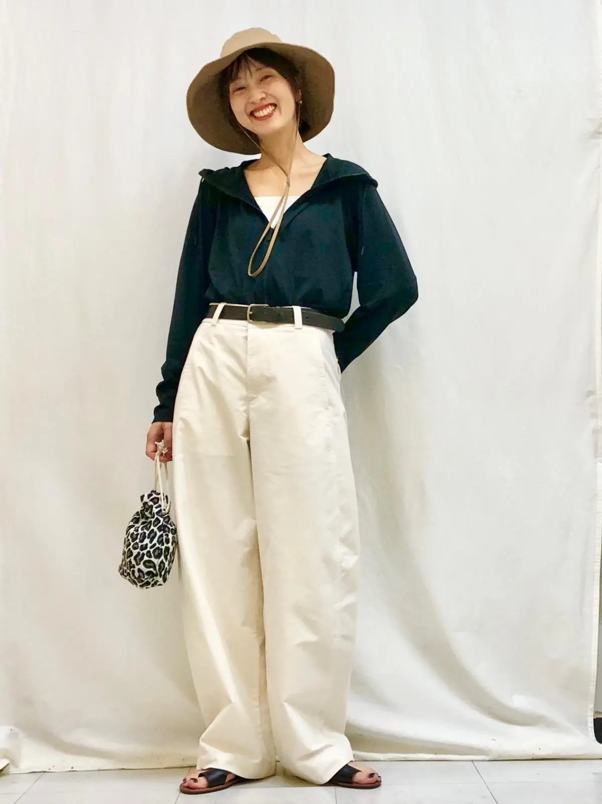 ユニクロ　レジャーコーデ　パーカとパンツコーデ