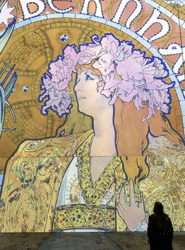 パリ展会場風景　©2024 Mucha Trust-Grand Palais Immersif アルフォンス・ミュシャ《ジスモンダ》（部分） 1894年 カラーリトグラフ ミュシャ財団蔵 ©2024　Mucha Trust