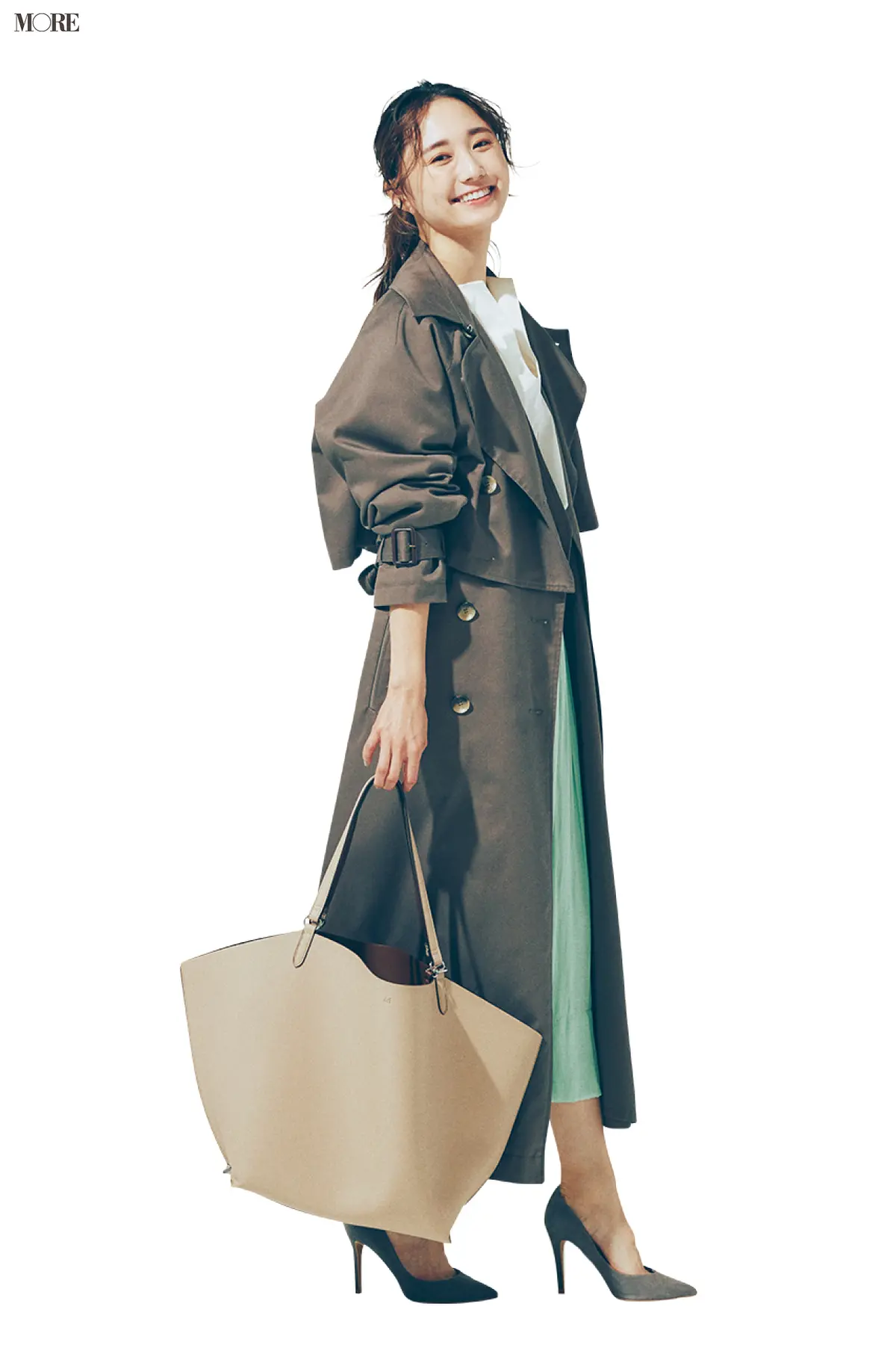 【今日のコーデ】きれい色のプリーツスカートにトレンチコートと扇形トートを合わせた鈴木友菜