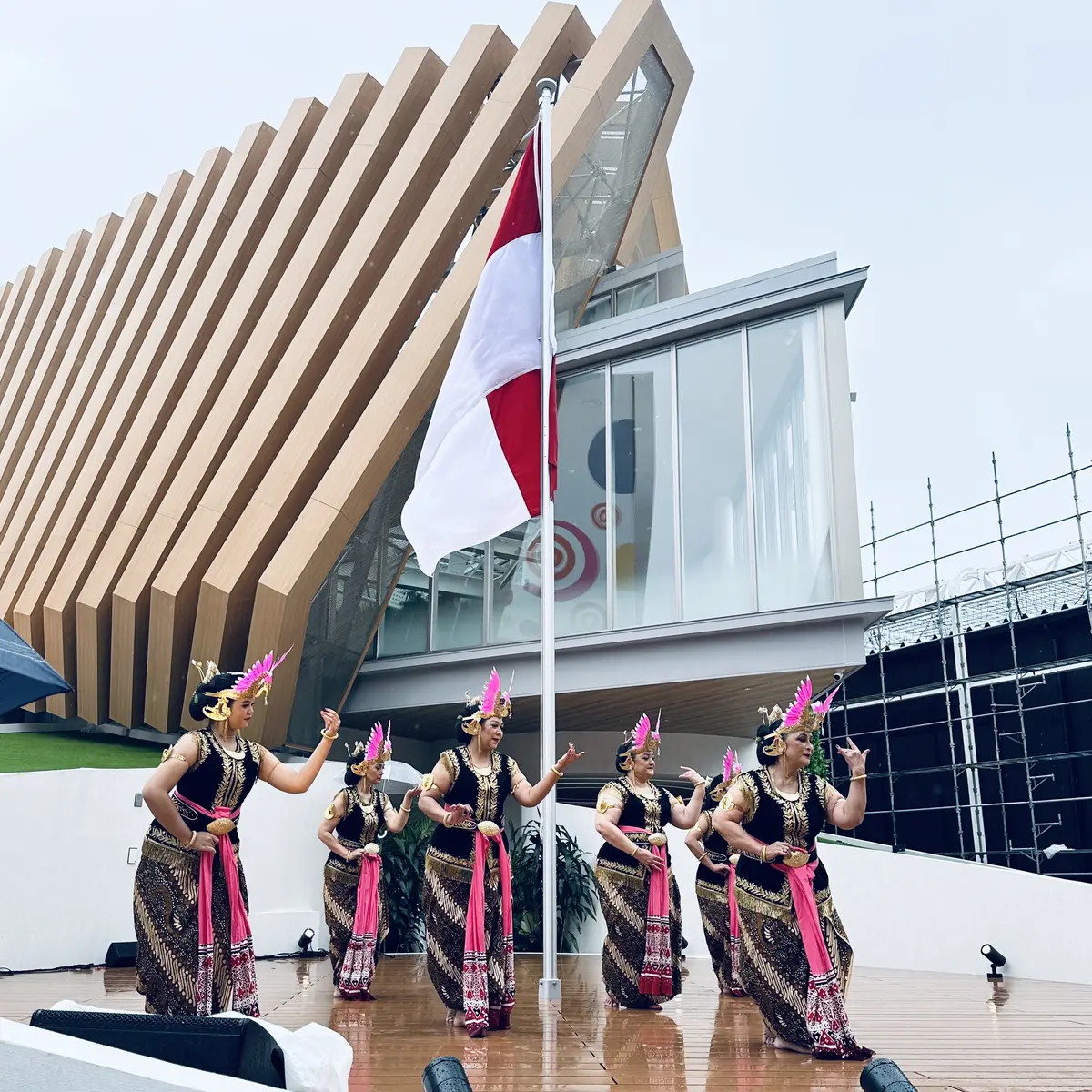 大阪•関西万博2025 インドネシアパビリオン前のステージでは美しい伝統舞踊の数々が鑑賞できます