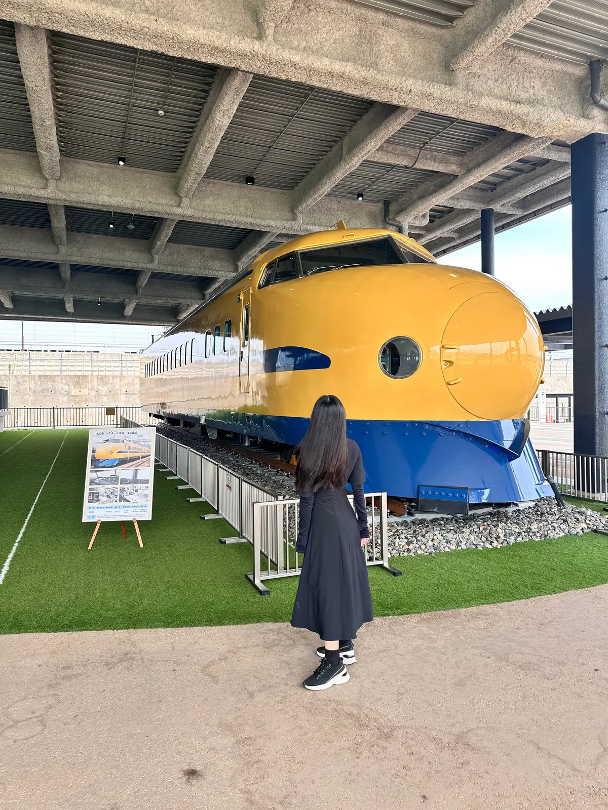 皆様、こんにちは。 若林優美果かばやん🦛です！  こちらの写真に写っている電車は、実際に2005年まで活躍していた、「ドクターイエロー」です！  白山市に来たドクターイエローは、T３編成です。 こちらは、1979年に製造され、国鉄の民営化後はJR西日本に引き継がれ、2005年まで活躍しました。 引退後、2011年からJR東海の展示施設「リニア・鉄道館」で展示されていました。